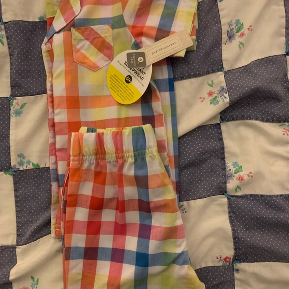3T Multi-Color sleep set. Includes a pair of shorts and cute shirt with a pocket - Picture 4 of 6